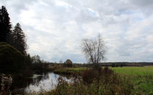 Metsään ja peltoon rajautuva Porvoonjoki mutkittelee Virenojan maisemassa.