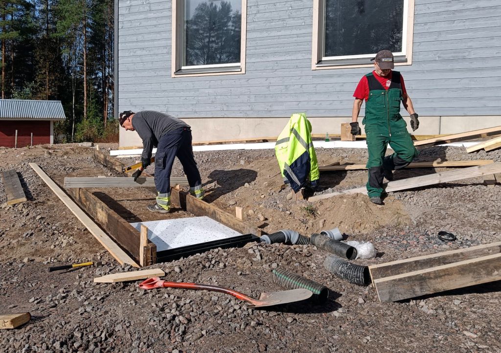 Tulevan invaluiskan betonivalumuottia rakennetaan asettelemalla reunalankkuja. 