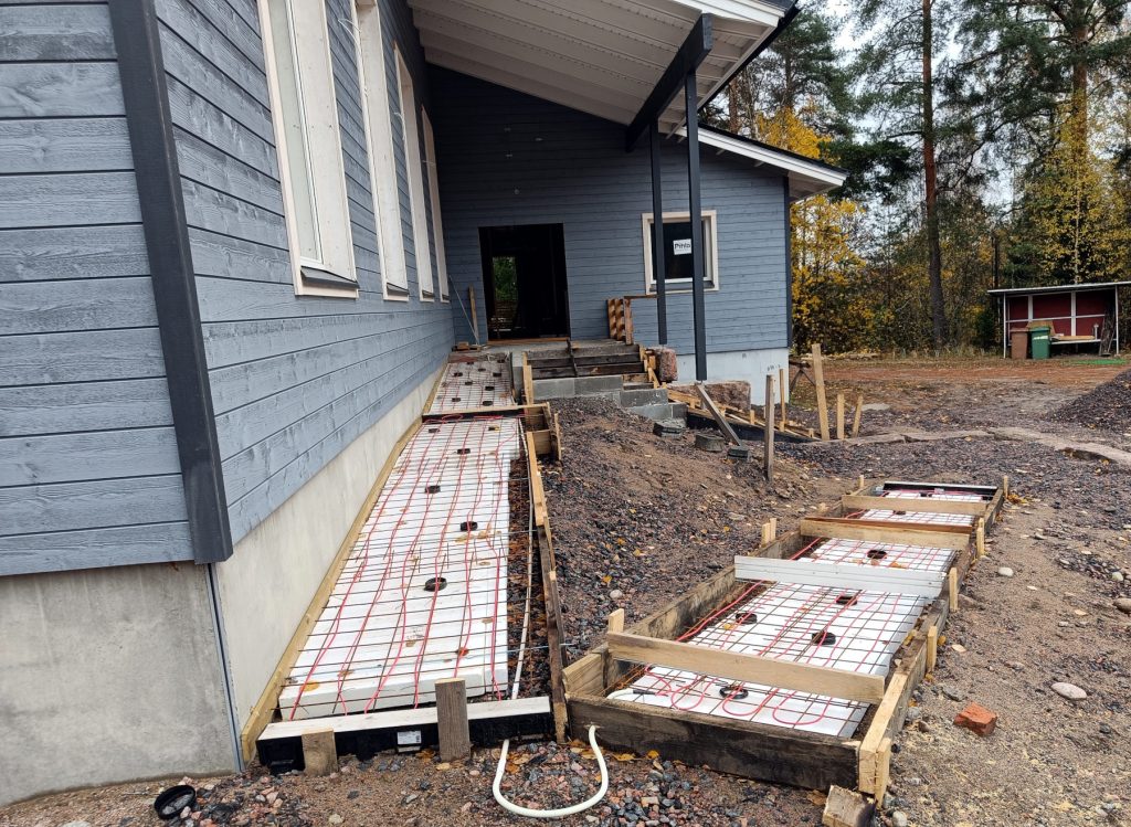 Invaluiskien muotit ovat valmiita. Ne on verkotettu ja sähkötoimiset lämmitysvastukset on asennettu odottamaan betonivalua.