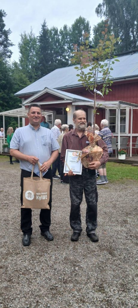 Jani Alaranta ja Kari Rouhiainen seisovat Padasjoen Kasiniemen Kokkopirtin edustalla